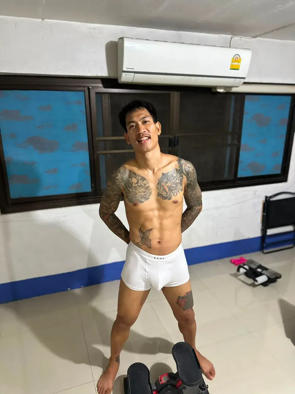 อัลบั้มหนุ่มหล่อ พาทัวร์