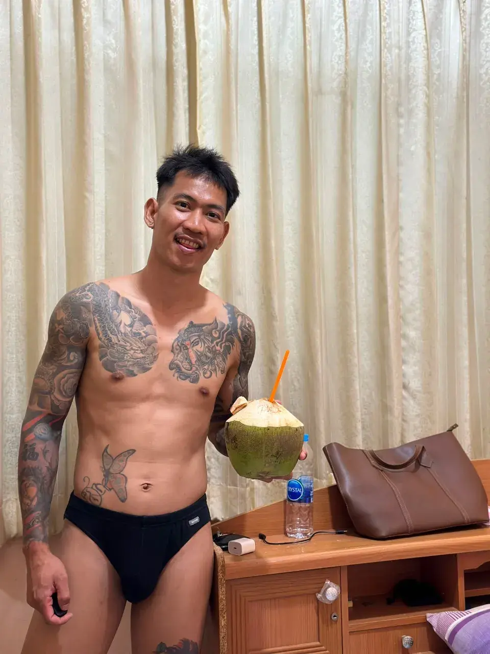 อัลบั้มหนุ่มหล่อ พาทัวร์