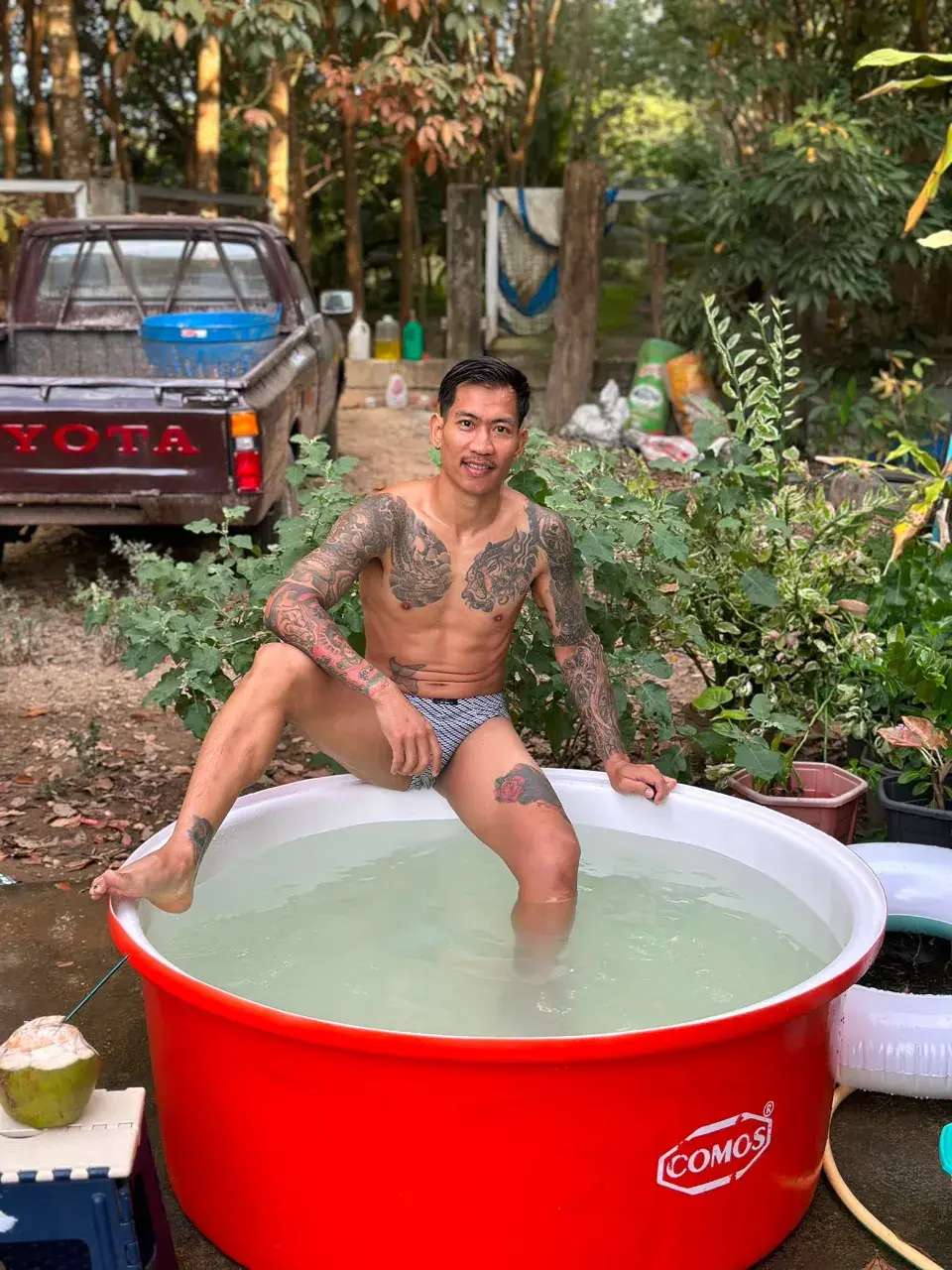 อัลบั้มหนุ่มหล่อ พาทัวร์