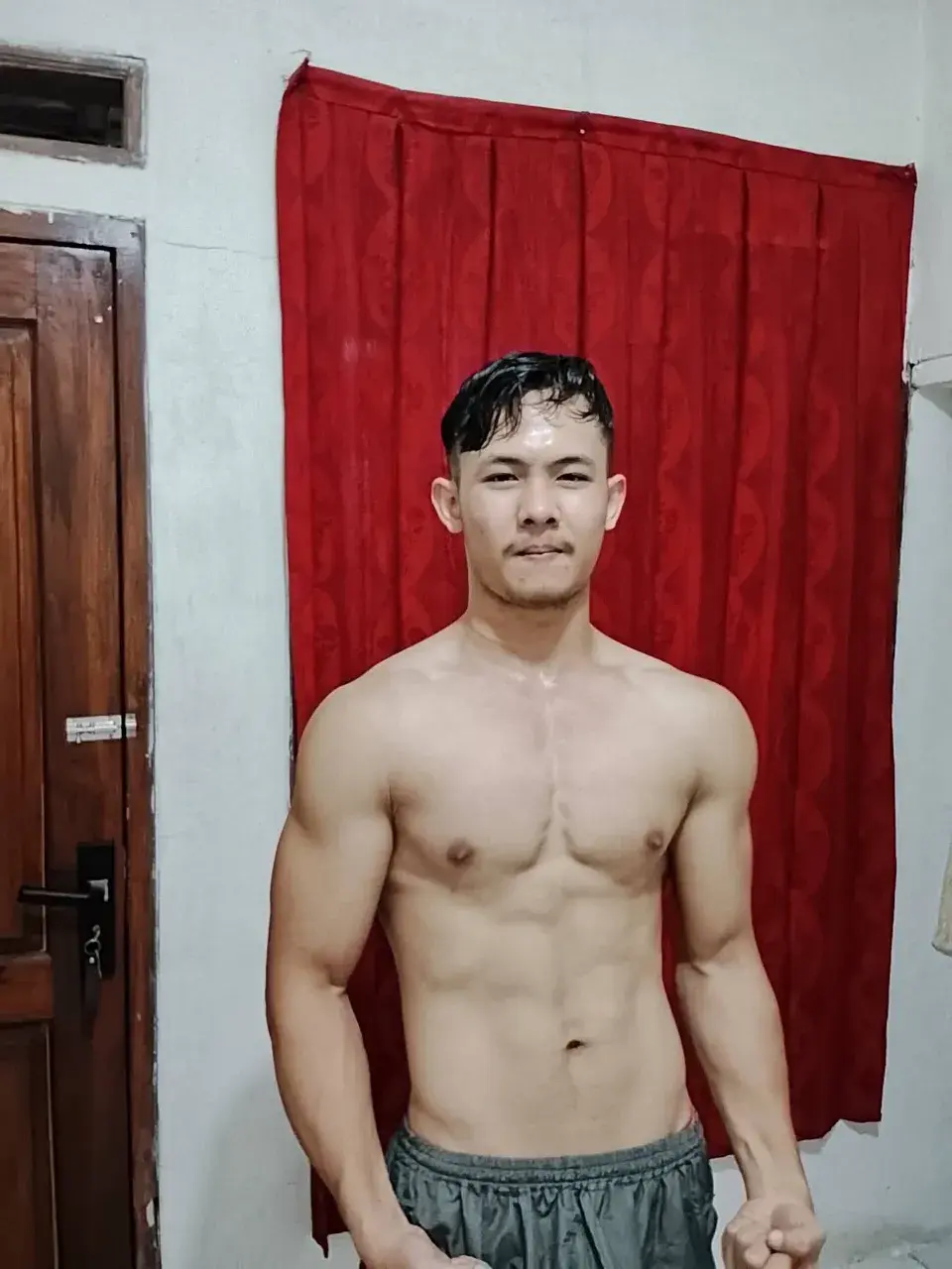 หนุ่มหล่อต่างเเดนกับรูปร่างกำยำของเขา
