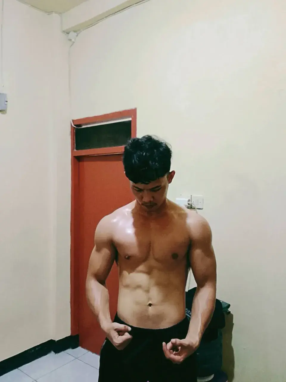 หนุ่มหล่อต่างเเดนกับรูปร่างกำยำของเขา