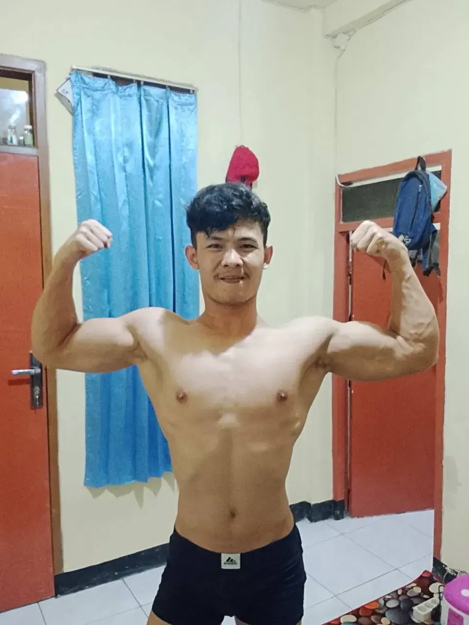 หนุ่มหล่อต่างเเดนกับรูปร่างกำยำของเขา