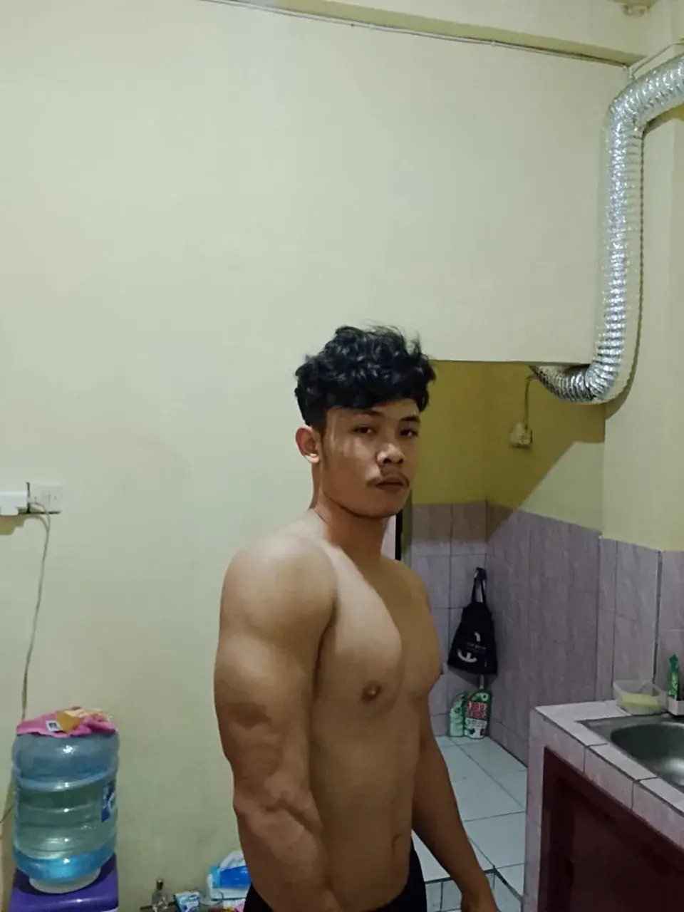 หนุ่มหล่อต่างเเดนกับรูปร่างกำยำของเขา