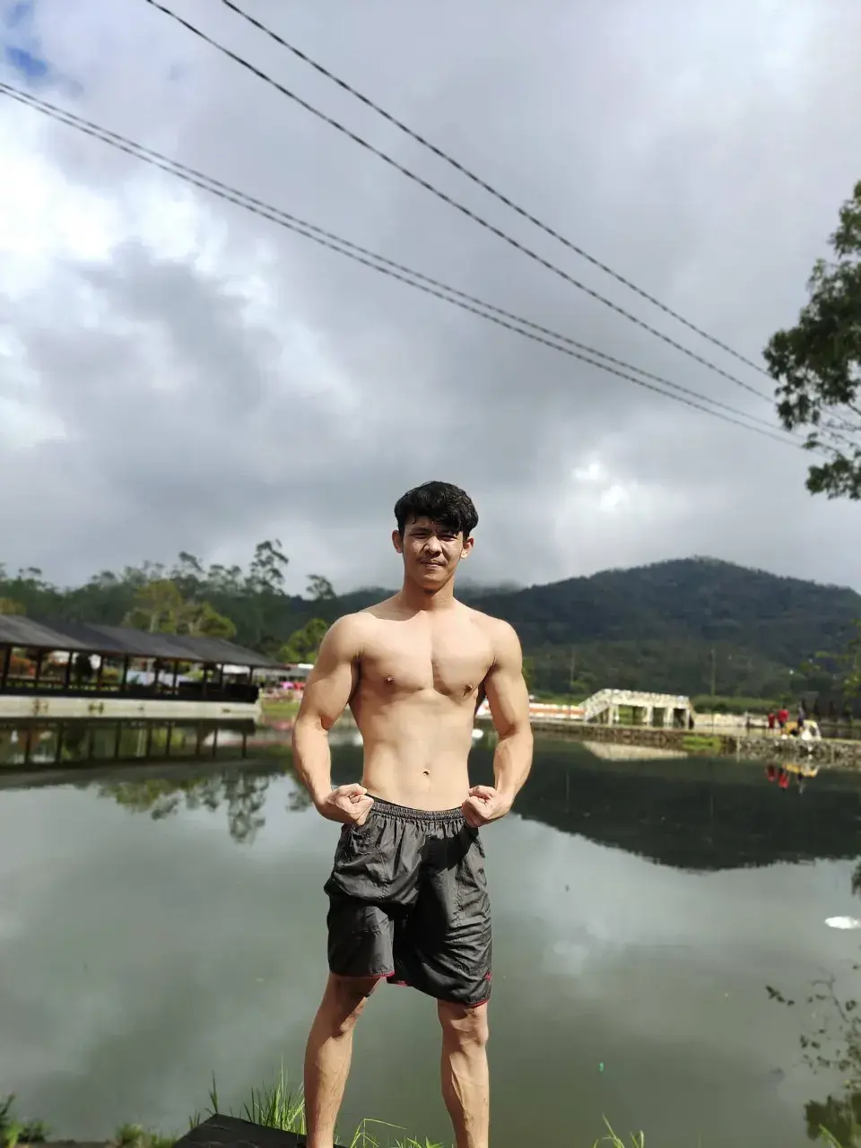 หนุ่มหล่อต่างเเดนกับรูปร่างกำยำของเขา