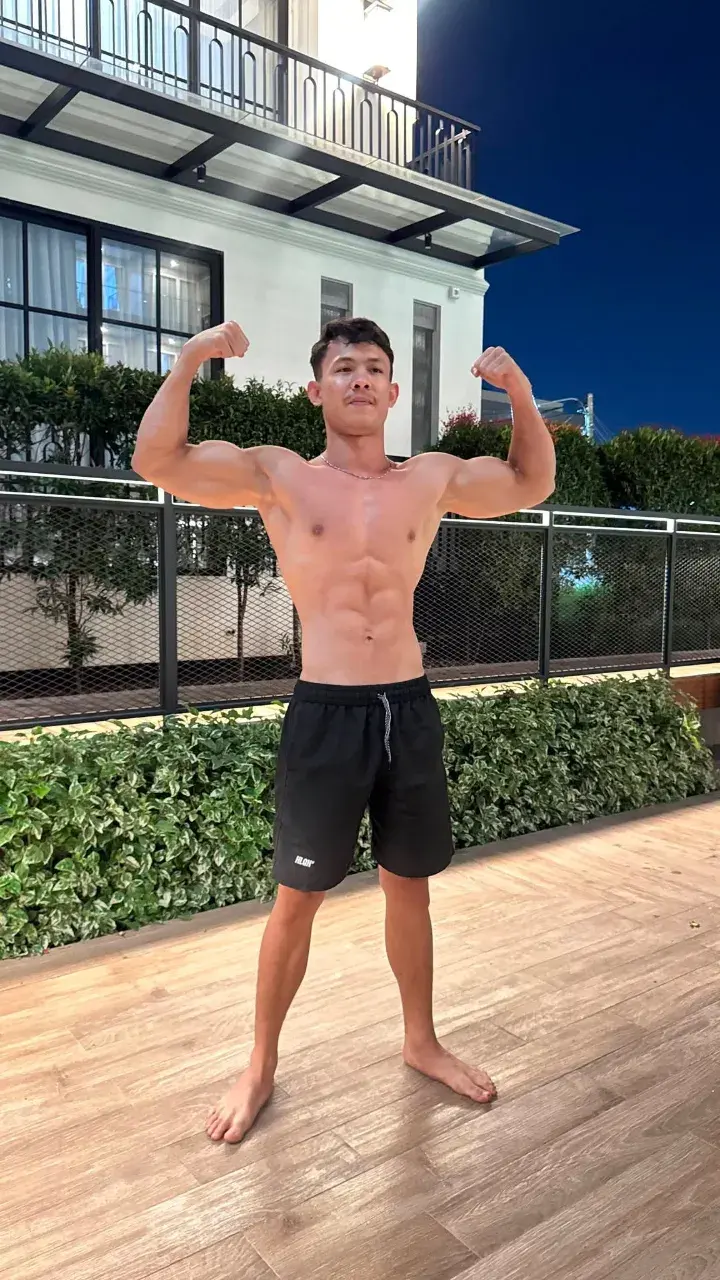 หนุ่มหล่อต่างเเดนกับรูปร่างกำยำของเขา