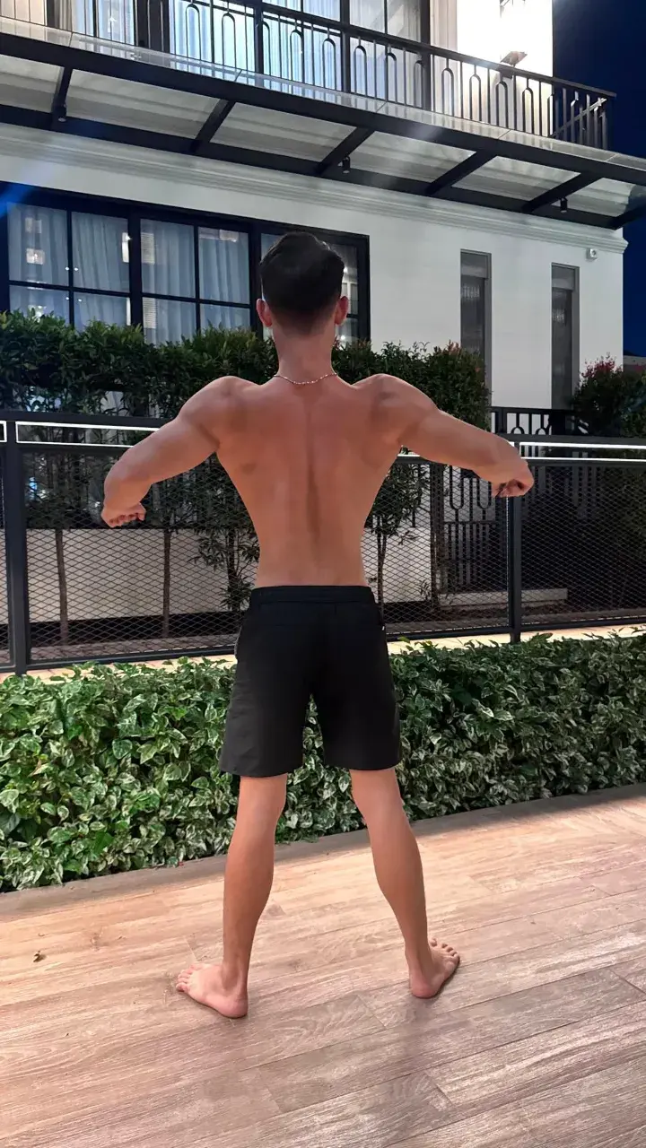 หนุ่มหล่อต่างเเดนกับรูปร่างกำยำของเขา
