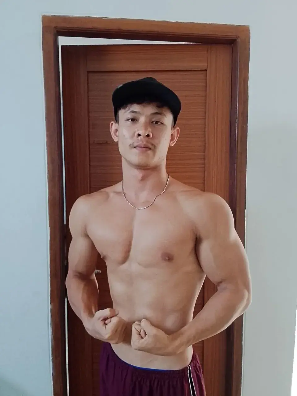 หนุ่มหล่อต่างเเดนกับรูปร่างกำยำของเขา