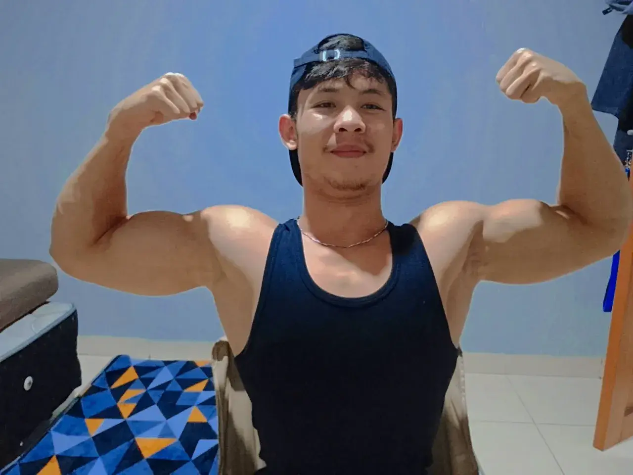 หนุ่มหล่อต่างเเดนกับรูปร่างกำยำของเขา