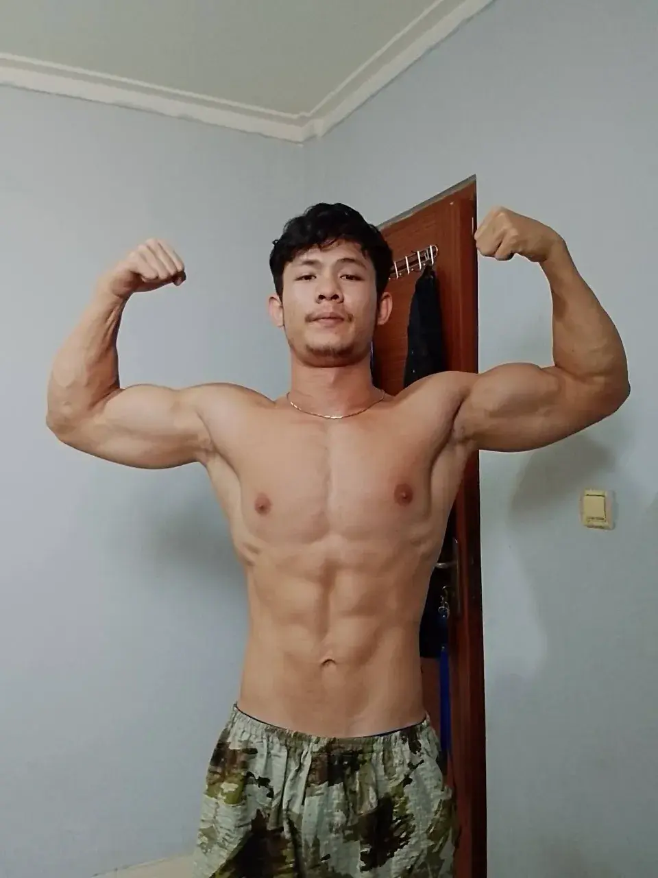 หนุ่มหล่อต่างเเดนกับรูปร่างกำยำของเขา