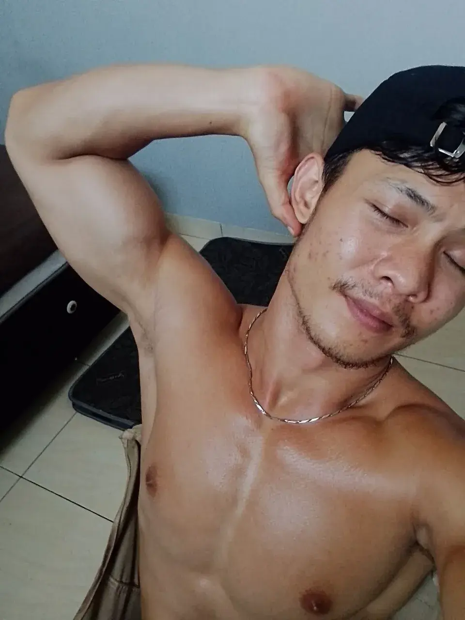 หนุ่มหล่อต่างเเดนกับรูปร่างกำยำของเขา