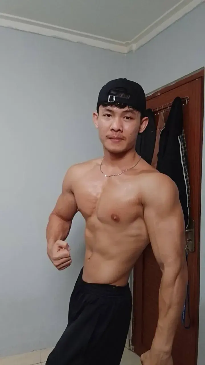 หนุ่มหล่อต่างเเดนกับรูปร่างกำยำของเขา