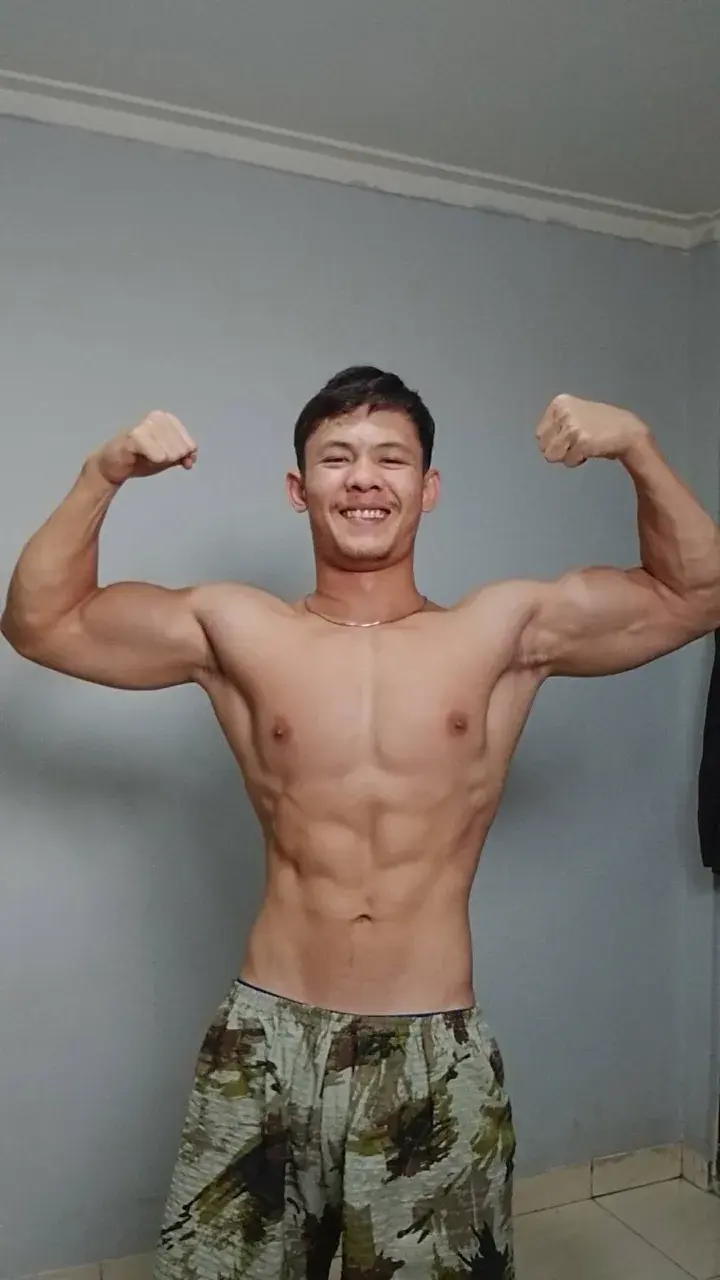 หนุ่มหล่อต่างเเดนกับรูปร่างกำยำของเขา