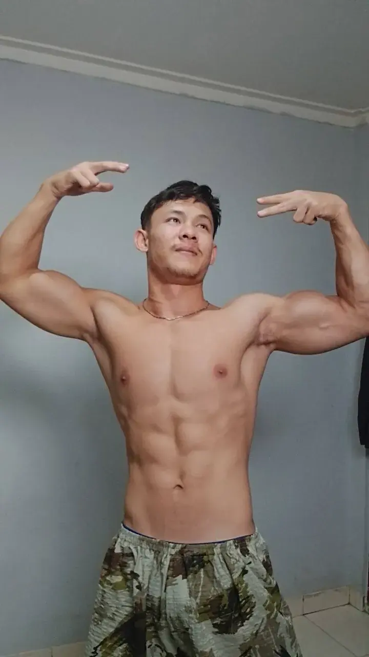 หนุ่มหล่อต่างเเดนกับรูปร่างกำยำของเขา