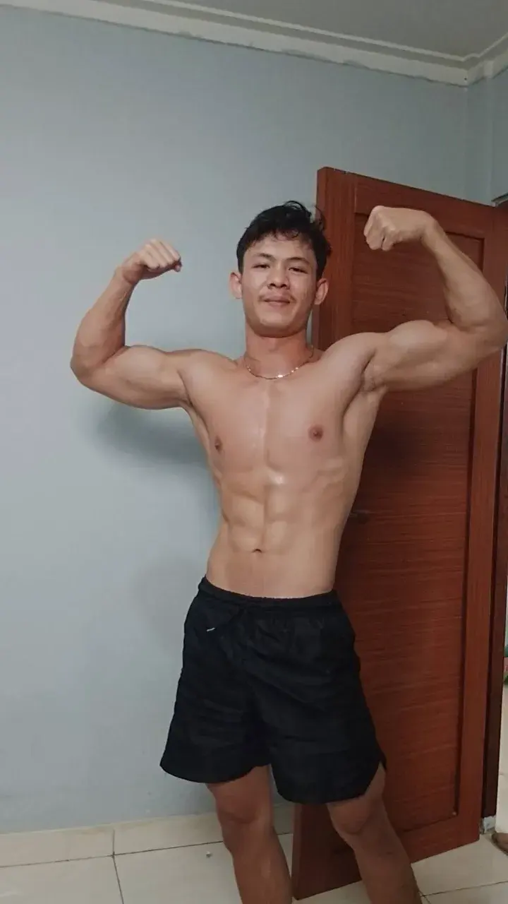 หนุ่มหล่อต่างเเดนกับรูปร่างกำยำของเขา