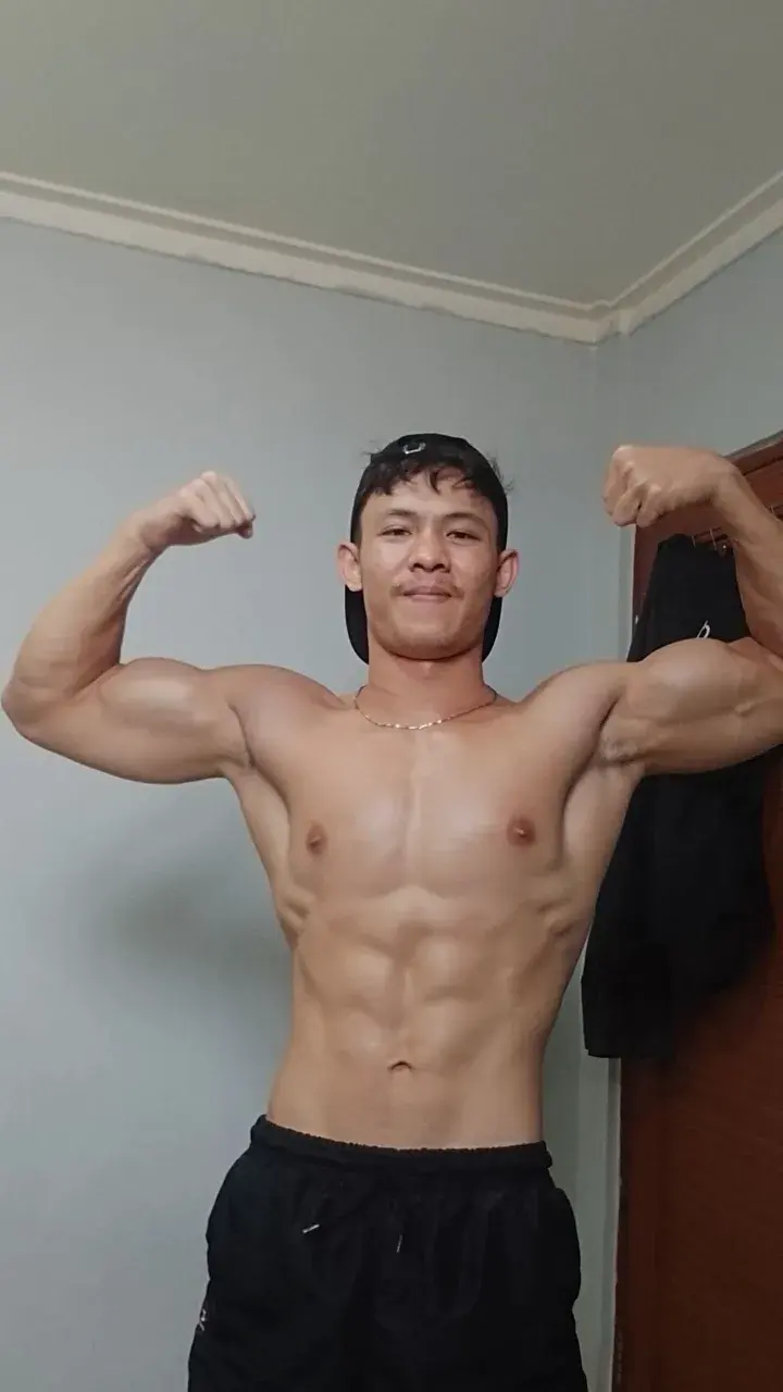 หนุ่มหล่อต่างเเดนกับรูปร่างกำยำของเขา