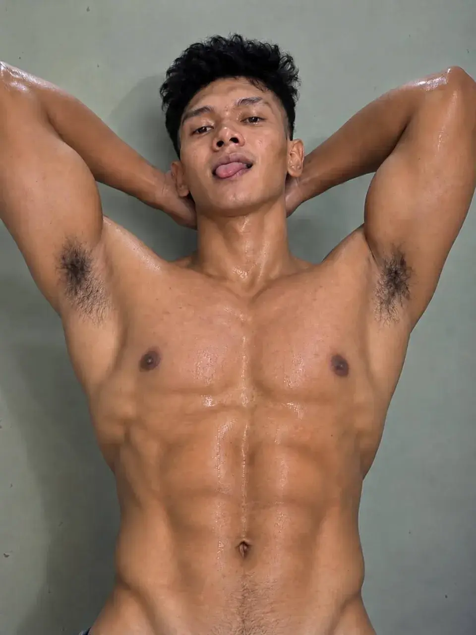 หนุ่มต่างเเดนกับรูปร่างของเขา