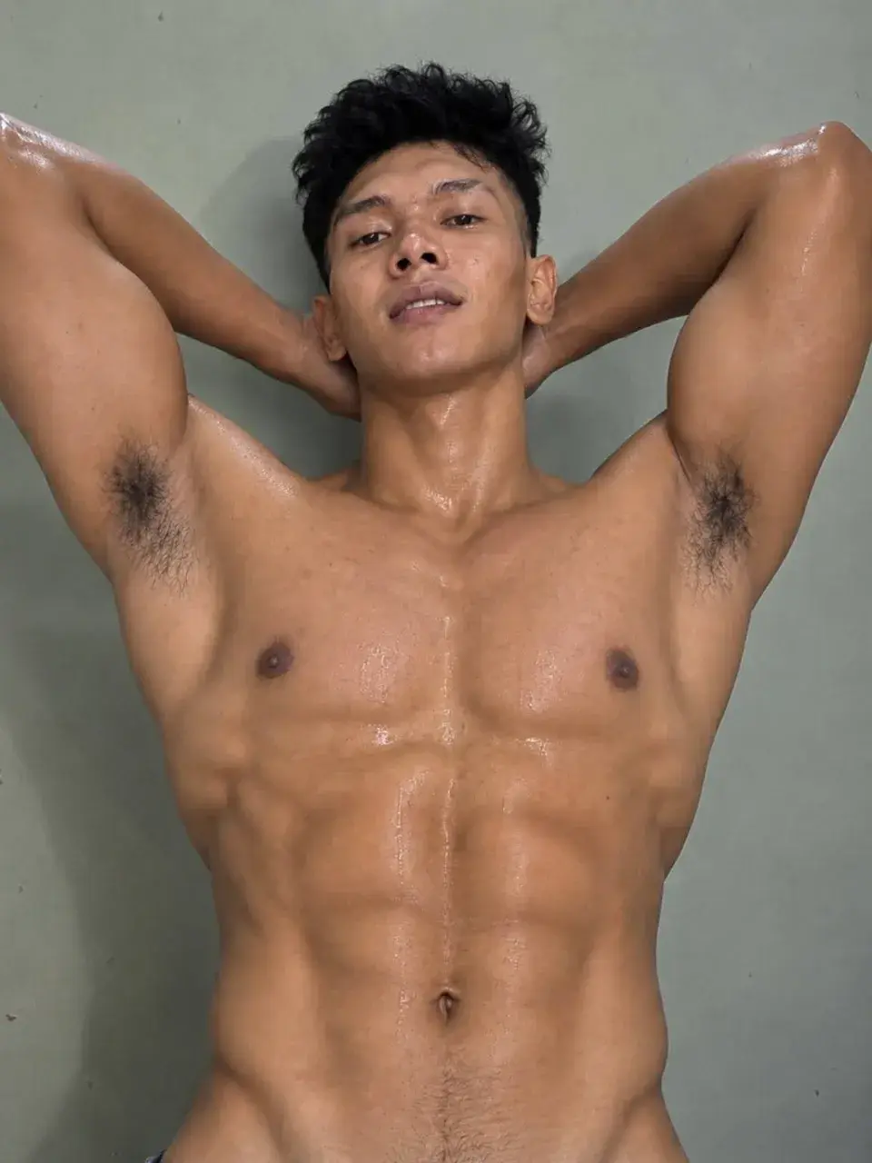 หนุ่มต่างเเดนกับรูปร่างของเขา