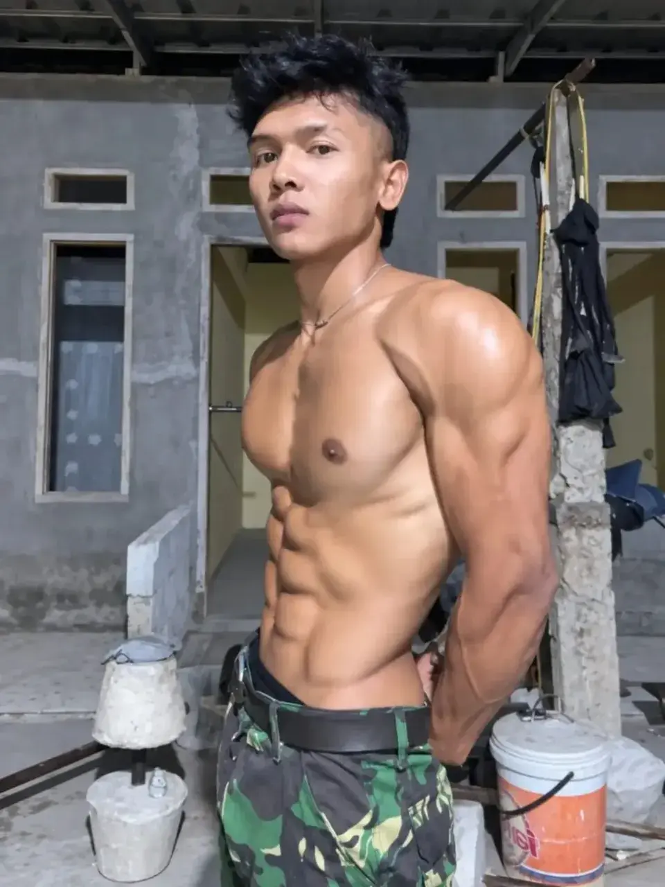 หนุ่มต่างเเดนกับรูปร่างของเขา
