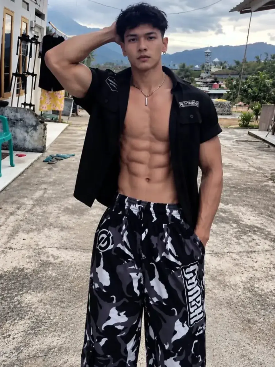 หนุ่มต่างเเดนกับรูปร่างของเขา