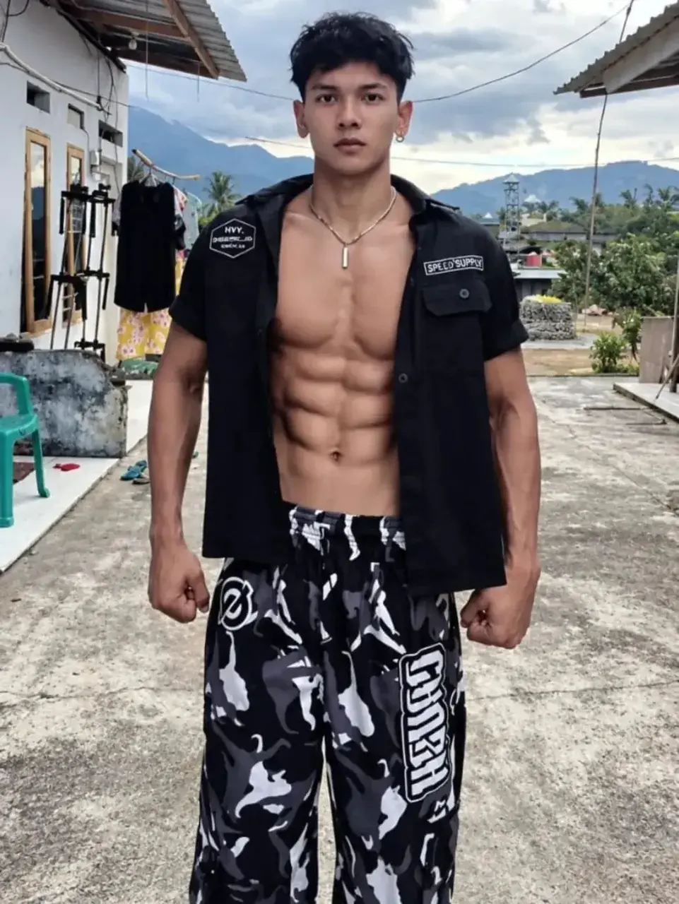 หนุ่มต่างเเดนกับรูปร่างของเขา