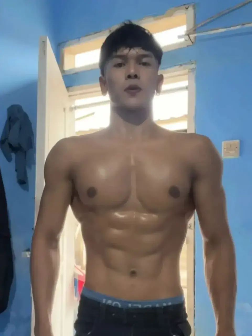 หนุ่มต่างเเดนกับรูปร่างของเขา