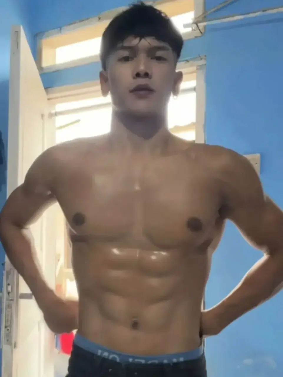 หนุ่มต่างเเดนกับรูปร่างของเขา