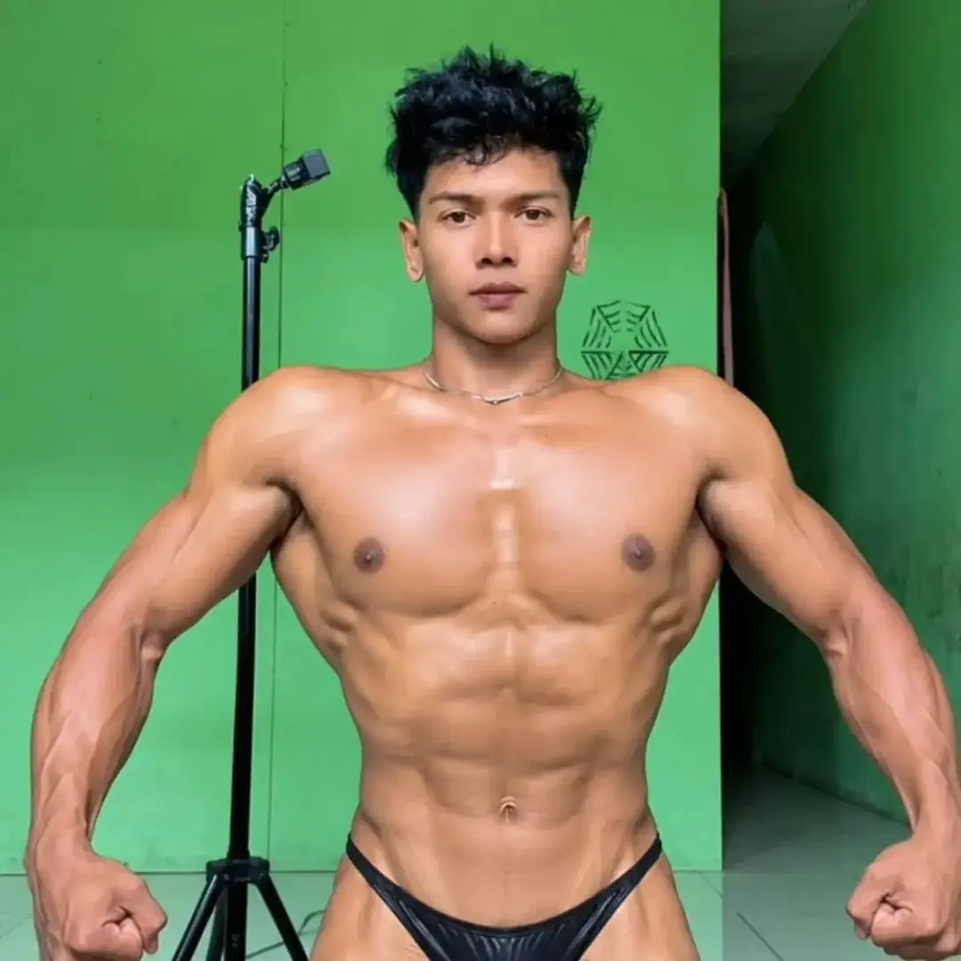 หนุ่มต่างเเดนกับรูปร่างของเขา