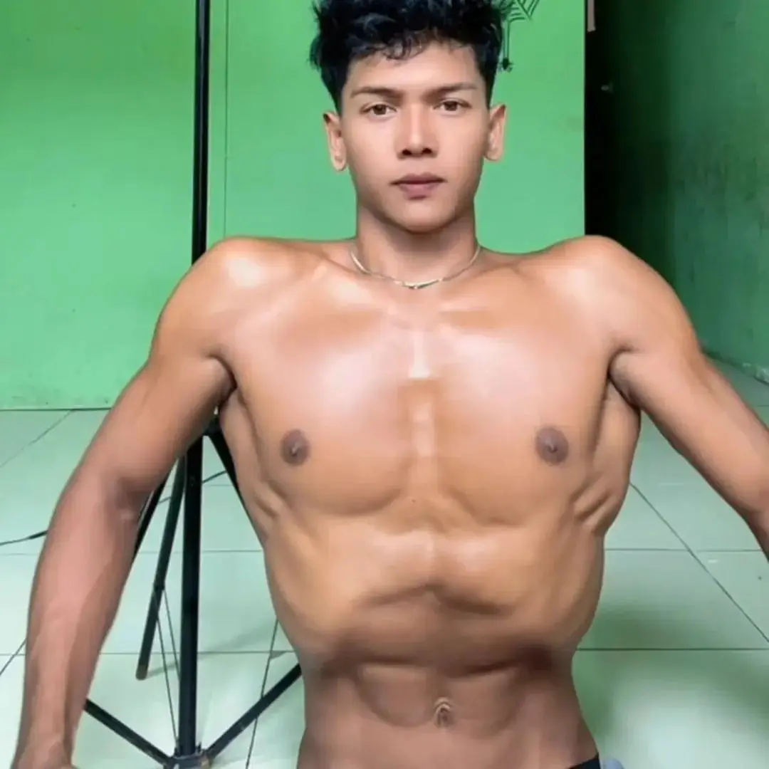 หนุ่มต่างเเดนกับรูปร่างของเขา
