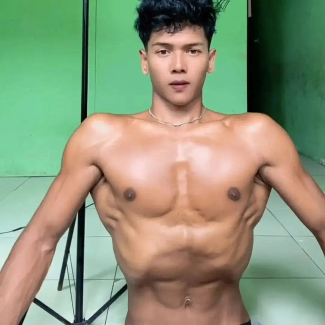 หนุ่มต่างเเดนกับรูปร่างของเขา