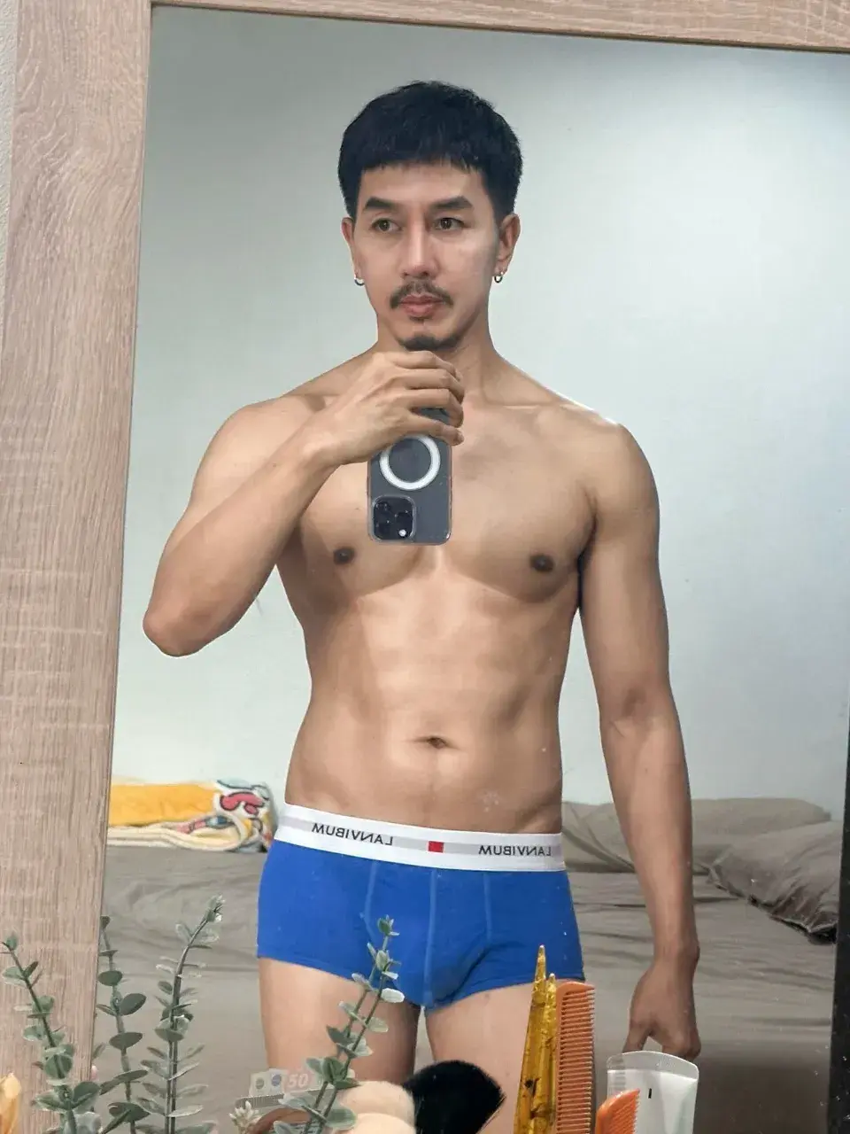 หนุ่มไทยกับรูปร่างของเขา