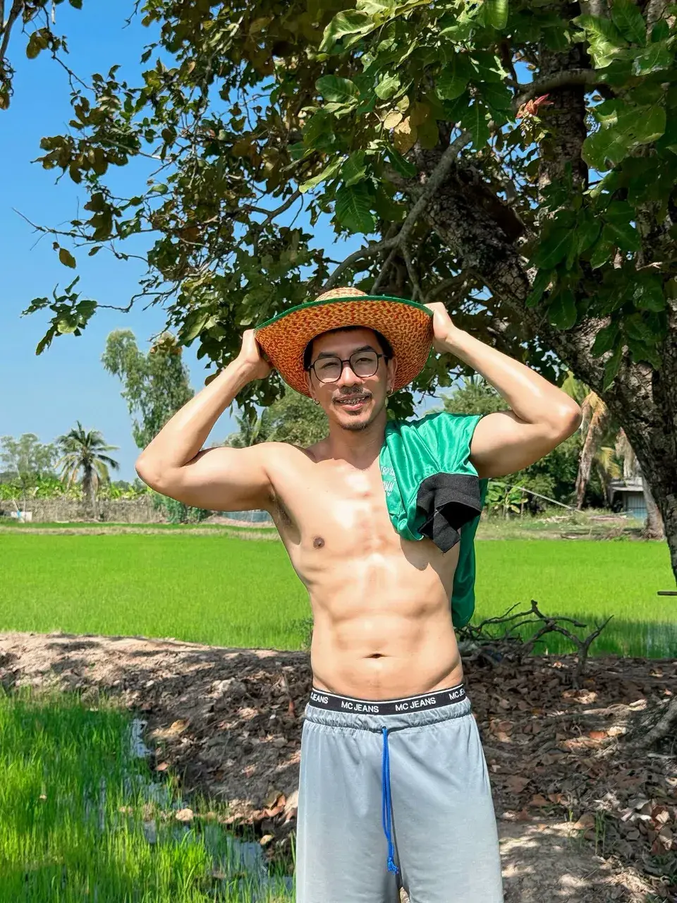หนุ่มไทยกับรูปร่างของเขา
