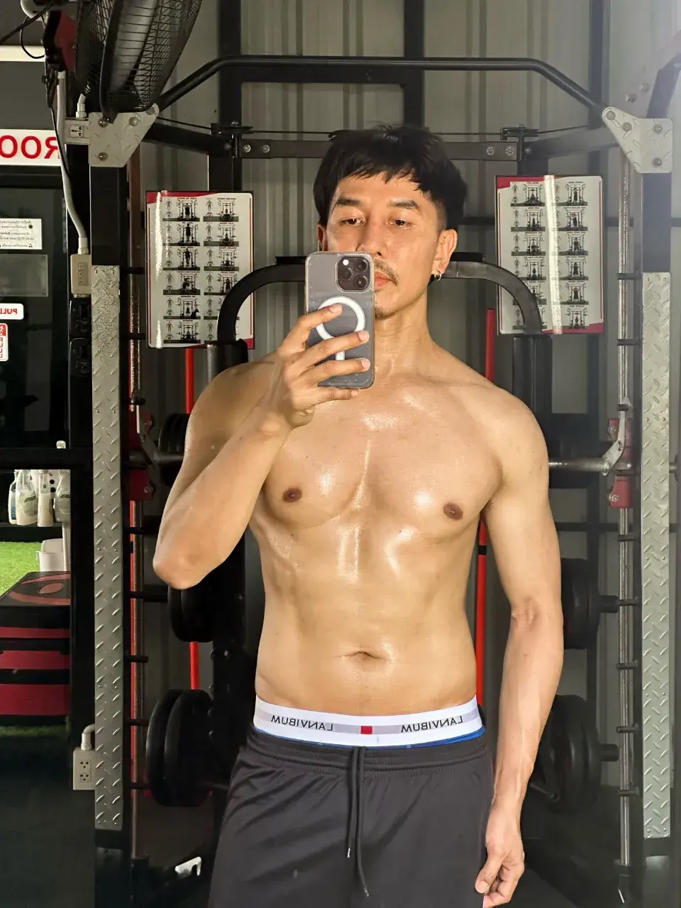 หนุ่มไทยกับรูปร่างของเขา