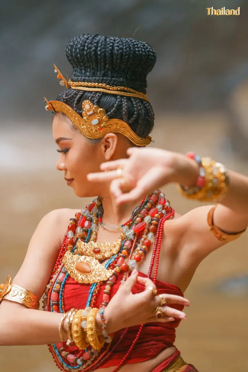Girl in Dvaravati Costume 🇹🇭