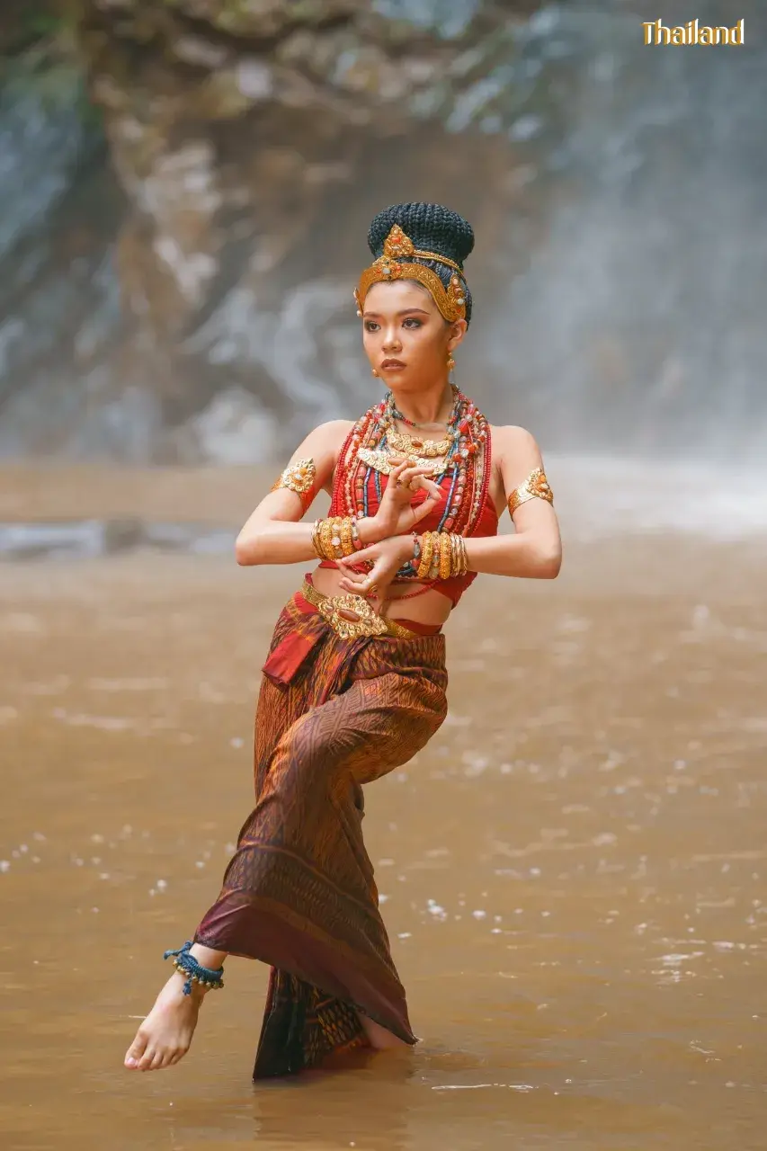 Girl in Dvaravati Costume 🇹🇭