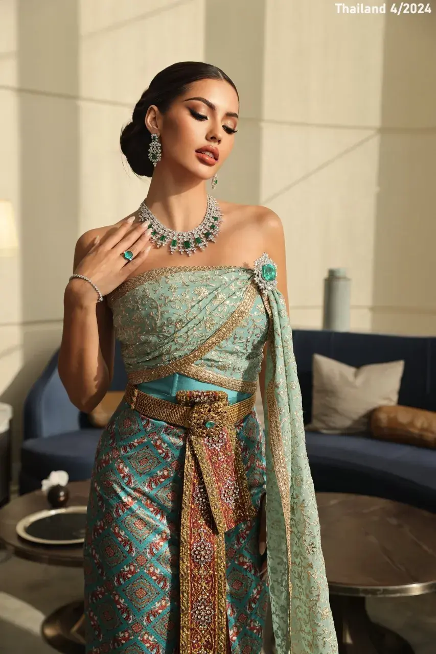 Annatonia Porsild in Applied Thai Traditional Dress 🇹🇭