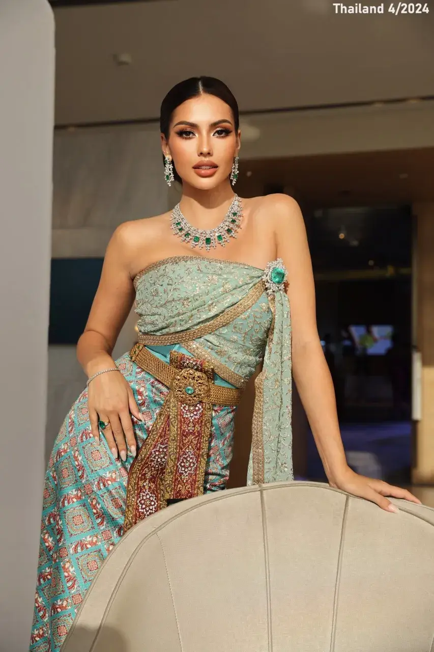 Annatonia Porsild in Applied Thai Traditional Dress 🇹🇭