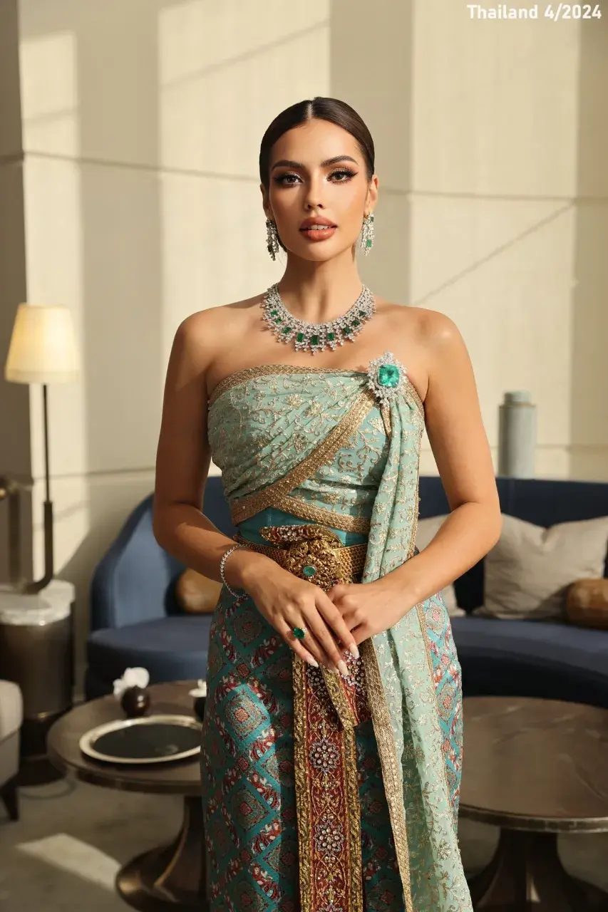 Annatonia Porsild in Applied Thai Traditional Dress 🇹🇭