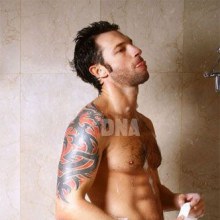 นายแบบWill Fennellดับร้อนในอ่างอาบน้ำ