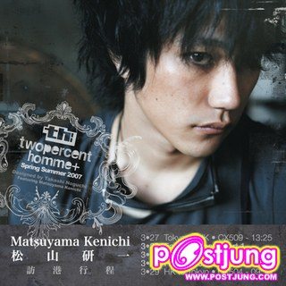 พรีเซนเตอร์ถ่ายแบบในแบรนด์เสื้อผ้า