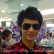 ตะลึง!!~อาร์ตี้อุ้มลูกสาวเปิดตัว