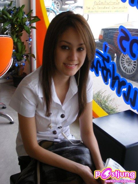 ขวัญ ใส่ชุดนักศึกษา