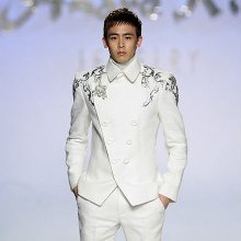 พี่นิชคุณเดินแบบ  จ้า