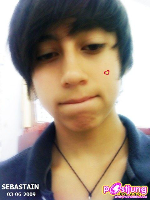 ทำหน้าตาขมักขเม้นมาก เหมือนกำลังคิด ???