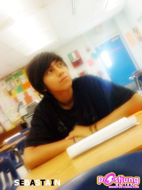 เขามองที่กล้องตัวอื่นไม่ใช่กล้องเรา