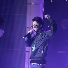 G dragon น่ารักวะ+แต่งตัวโครตเท่ :)