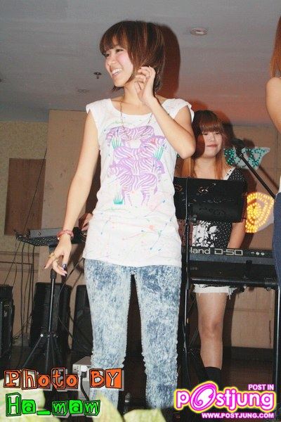 แต่งตัวได้เปรี้ยววมากทรงผมก้อสวยจิงๆ