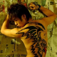 ศิลปะบนแผ่นหลังหนุ่มตี๋