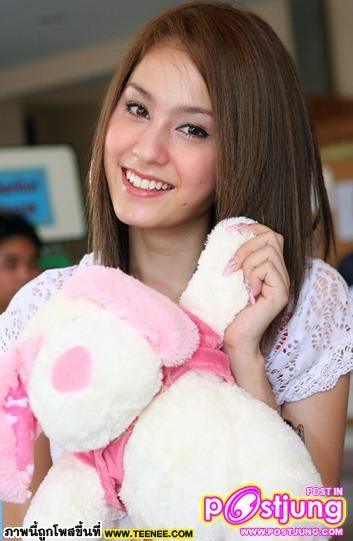 ขวัญ เป็น แก๊งสามสาว ที่ร .ร.