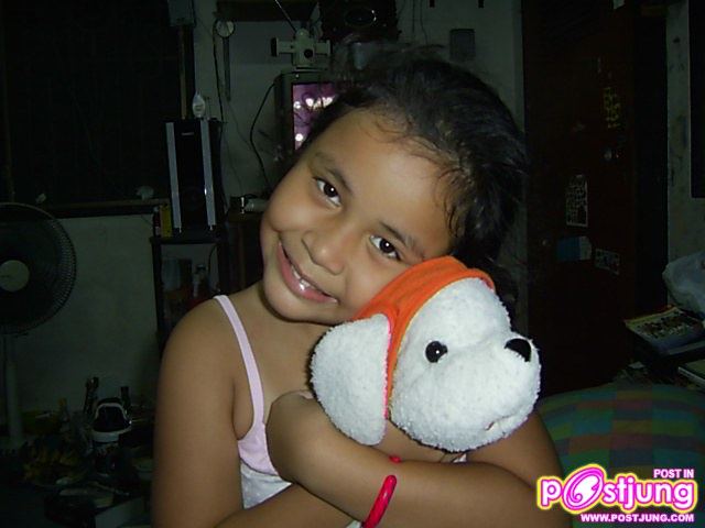 เด็กคนนี้ชอบตุ๊กตาของเธอ