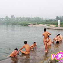 หนุ่มๆ ****แก้ผ้าเล่นน้ำ****